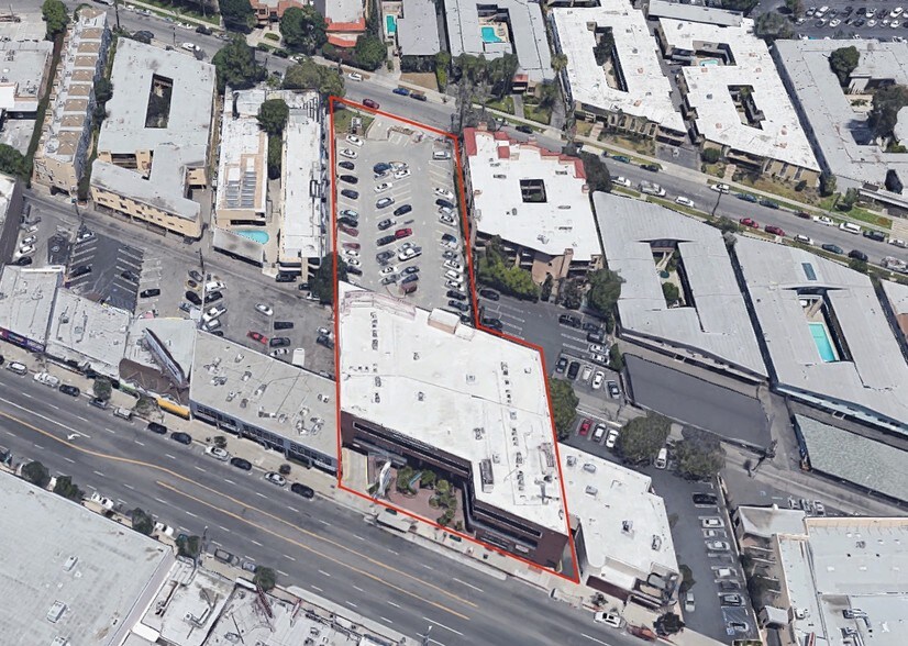 More Photos Of 18607 Ventura Blvd, Tarzana General Retail For Lease