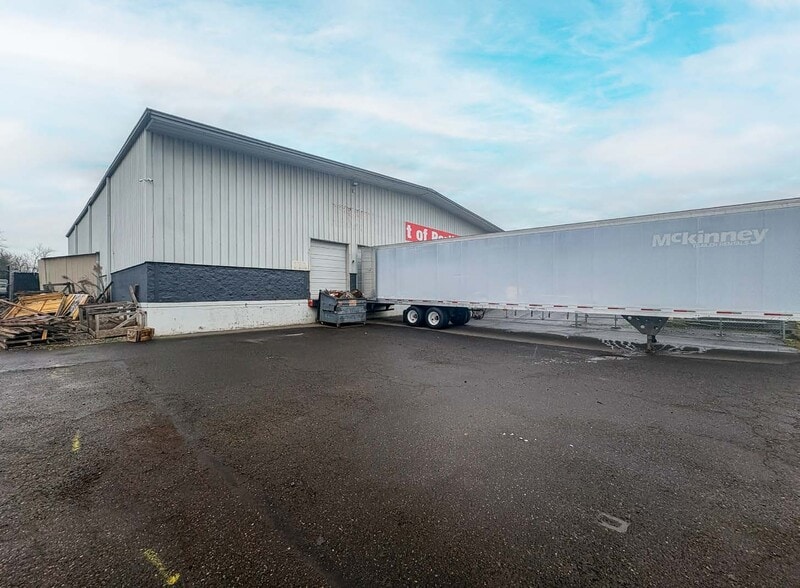 More Photos Of 2523 NE Argyle St, Portland Warehouse For Lease