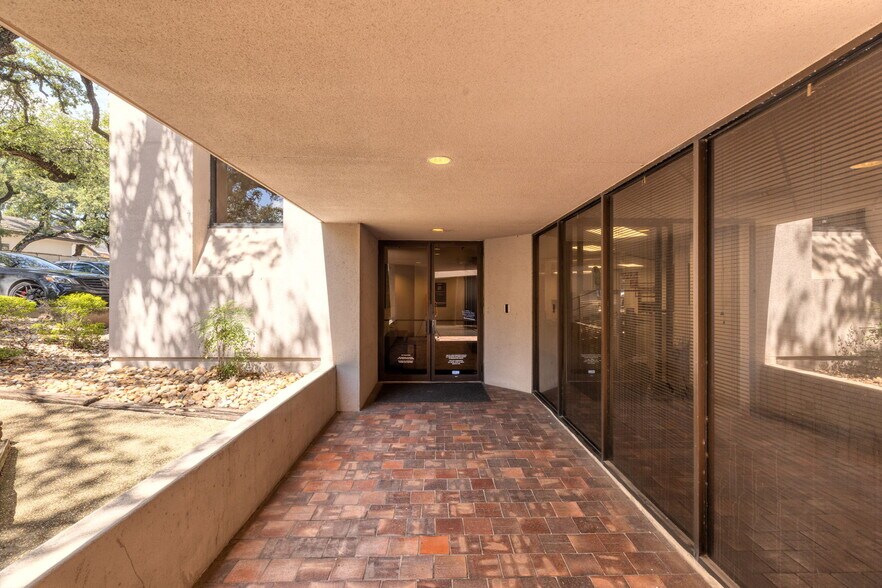 More Photos Of 5545 Fredericksburg Rd, San Antonio Medical For Lease