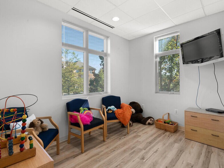 More Photos Of 46165 Westlake Dr, Sterling Medical For Sale