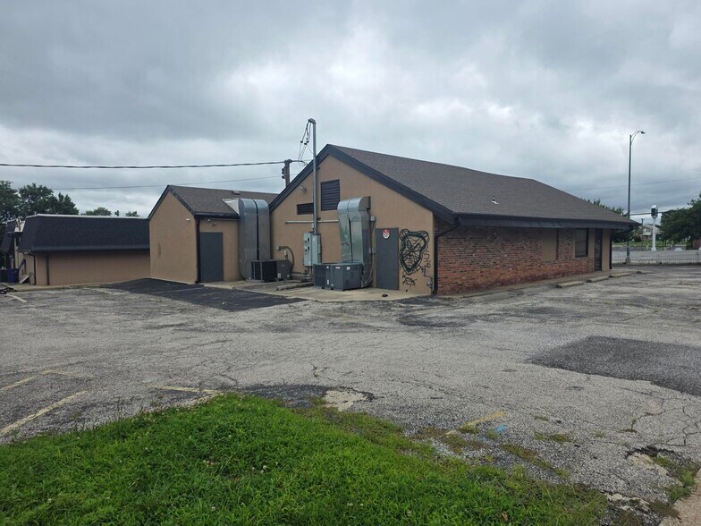 More Photos Of 12810 S Us-71 Hwy, Grandview Freestanding For Sale