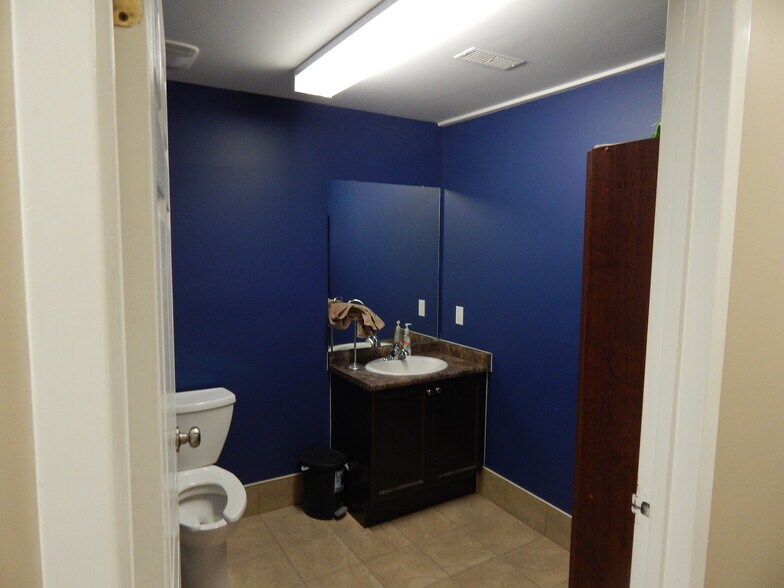 More Photos Of 301 Fruitland Rd, Hamilton Unknown For Lease