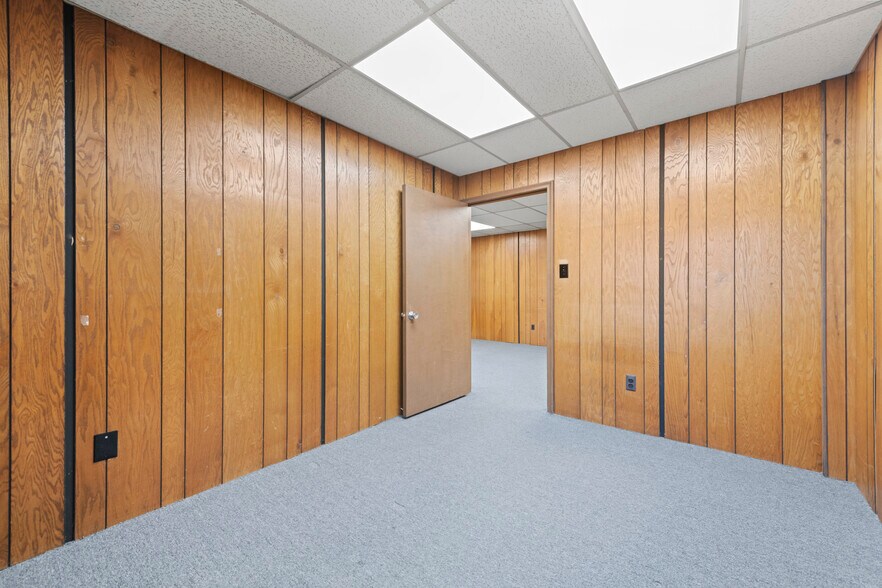 More Photos Of 28475 Greenfield Rd, Southfield Office For Sale