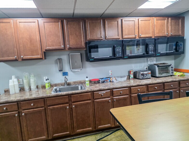 More Photos Of 86 Tide Mill Rd, Hampton Warehouse For Lease