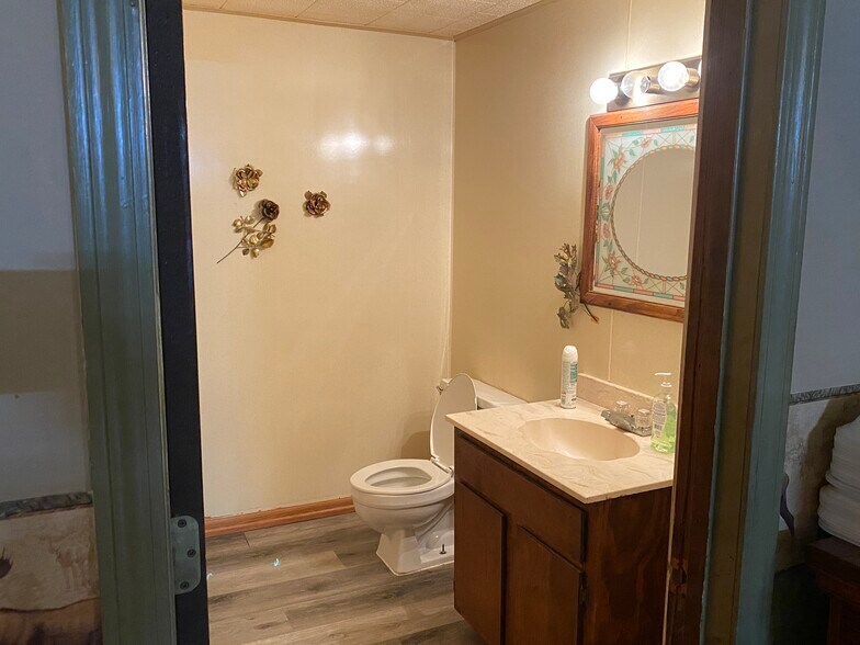 More Photos Of 410 E Parallel St, Clifton Restaurant For Sale