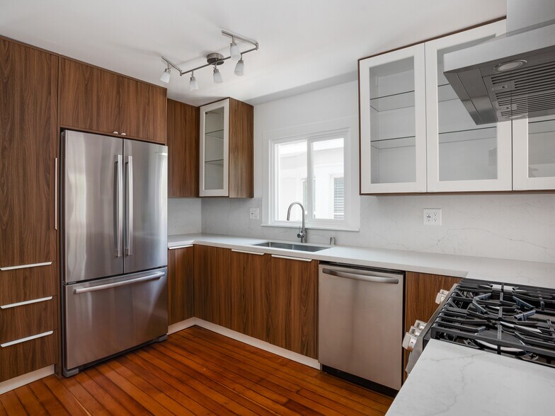 More Photos Of 58 Ozone Ave, Venice Specialty For Sale