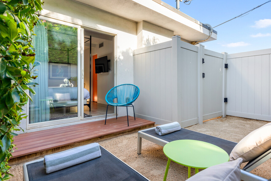 More Photos Of 111 S Via Las Palmas, Palm Springs Hotel For Sale