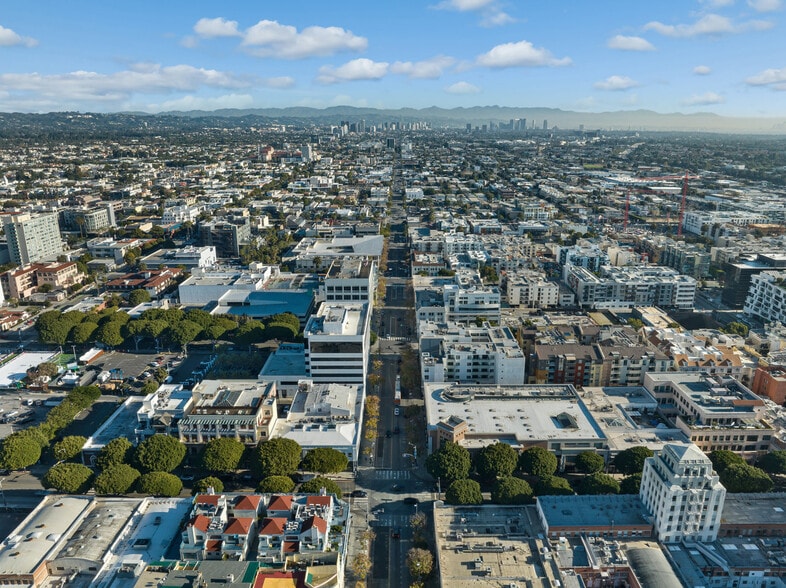 More Photos Of 402 Santa Monica Blvd, Santa Monica General Retail For Sale