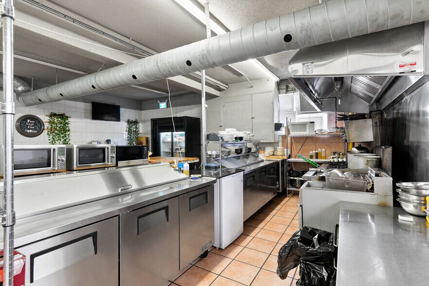 More Photos Of 839 Erie E, Windsor Restaurant For Sale