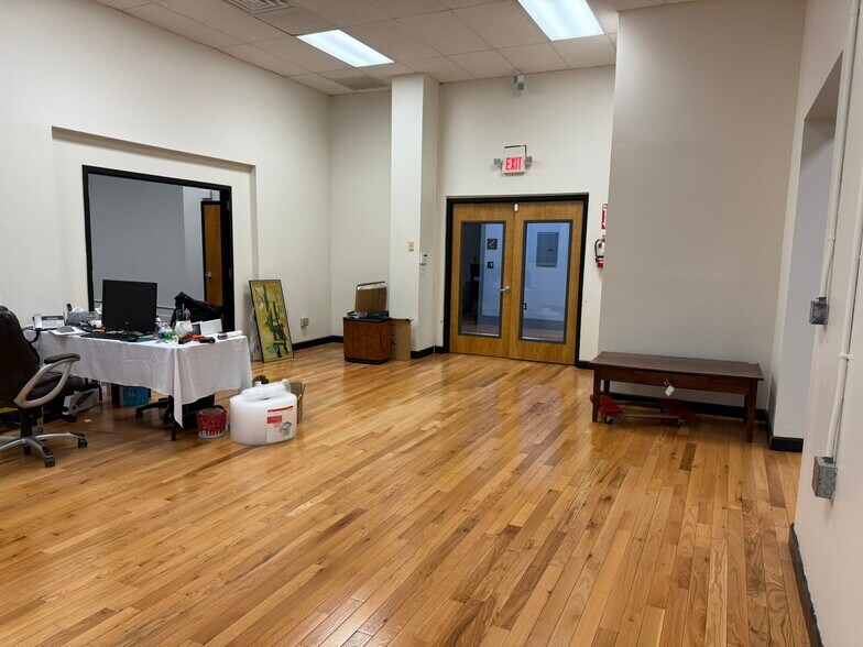 More Photos Of 114 Pearl St, Port Chester Light Distribution For Lease