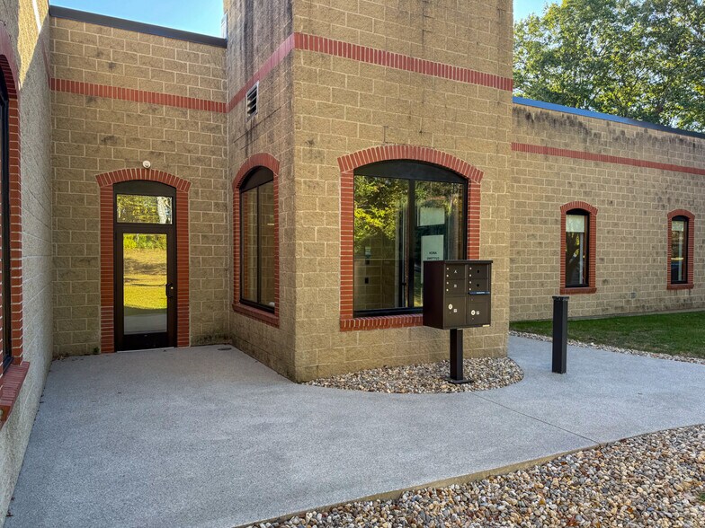 More Photos Of 14 Blackstone Valley Pl, Lincoln Manufacturing For Lease