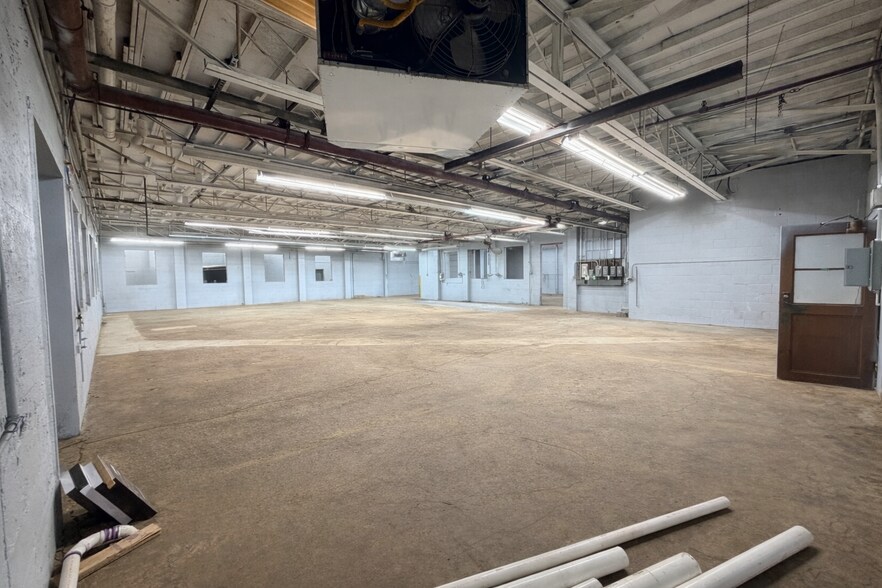 More Photos Of 595 Meadow Ave, Washington Warehouse For Lease