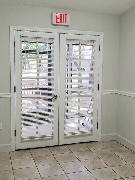 More Photos Of 113 W Chapman Rd, Oviedo Office For Lease