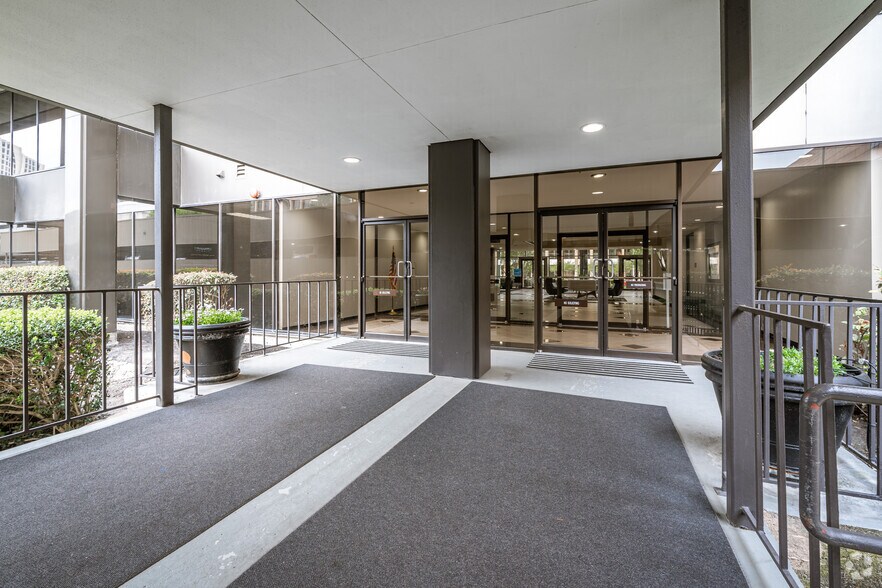 More Photos Of 1717 St. James Place, Houston Office For Lease