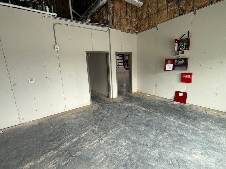 More Photos Of 595 Kawneer dr, Springdale Warehouse For Sale