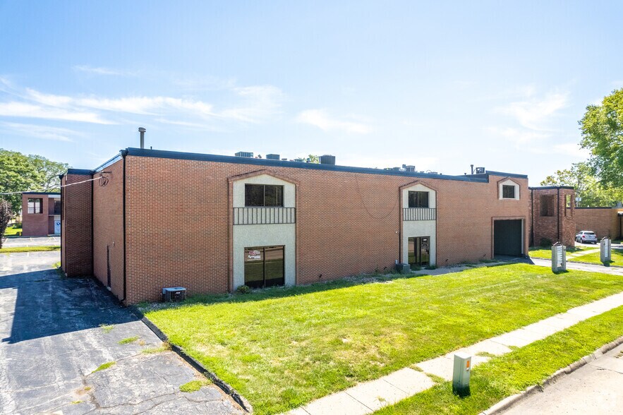 More Photos Of 3821-3829 71st St, Urbandale Office For Lease