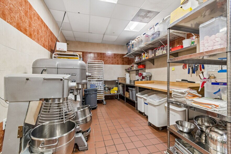 More Photos Of 3007 Commercial Way, Spring Hill Restaurant For Sale