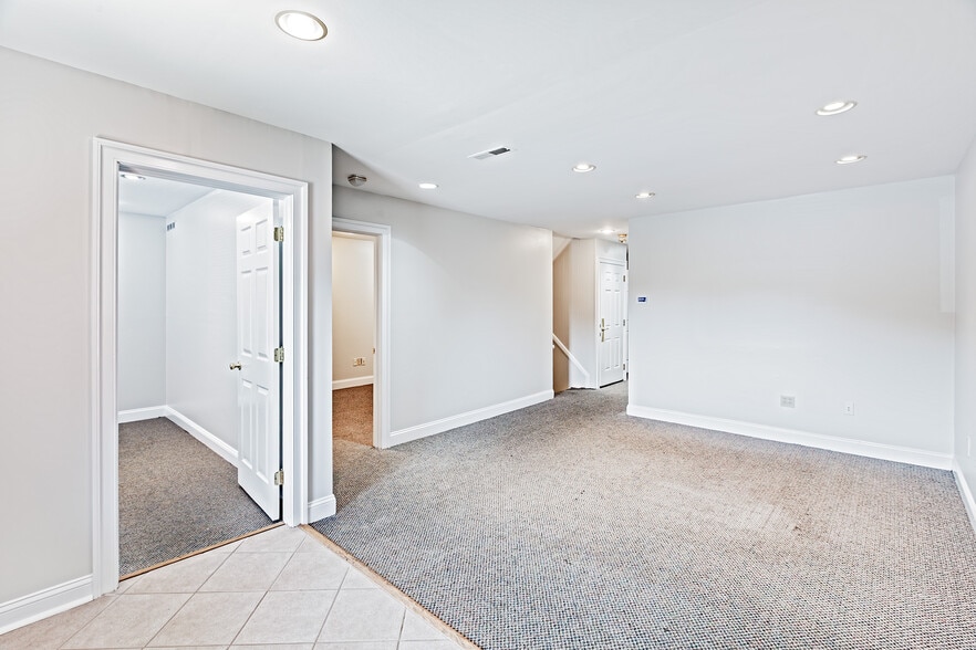 More Photos Of 5201-5215 W Woodmill Dr, Wilmington Medical For Sale