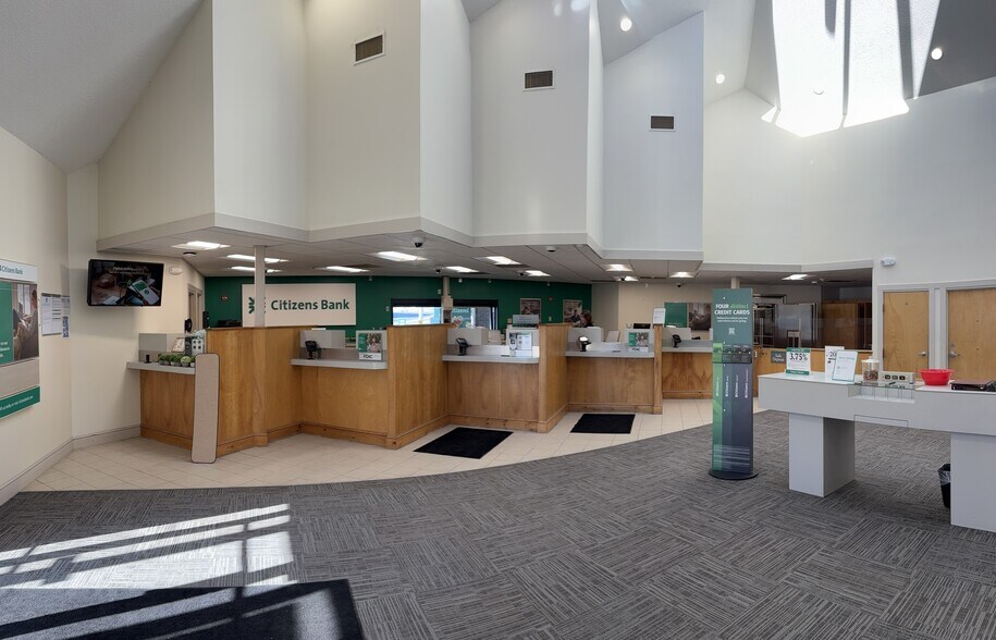 More Photos Of 10 Constitutional Way, Somersworth Bank For Lease