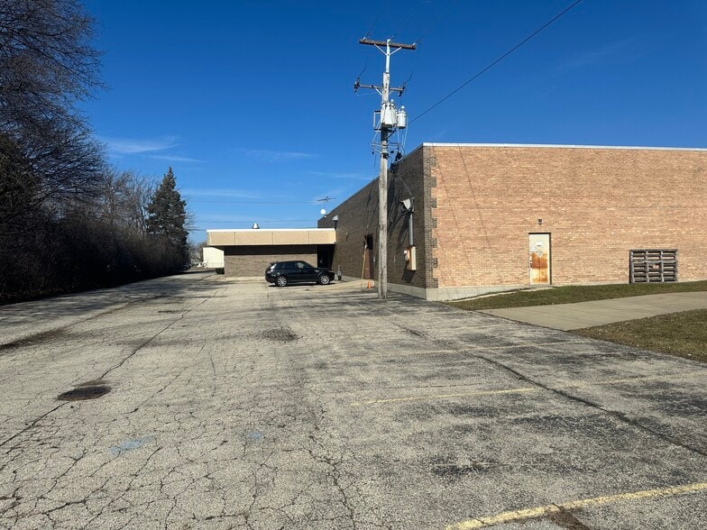 More Photos Of 333 W Hintz Rd, Wheeling Warehouse For Lease