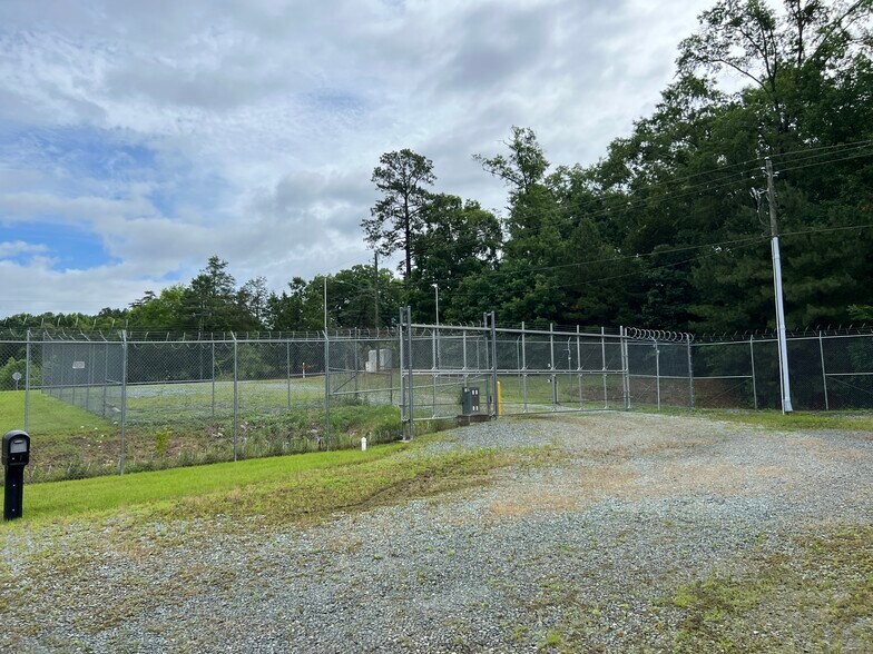 More Photos Of 13117 NC Highway 24/27, Robbins Warehouse For Lease