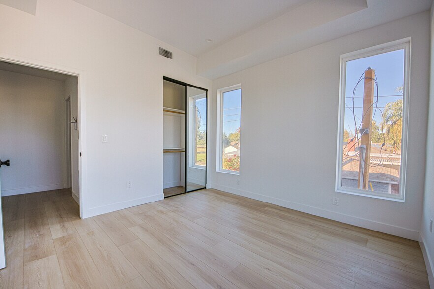 More Photos Of 6401 Odessa Ave, Lake Balboa Multifamily For Sale