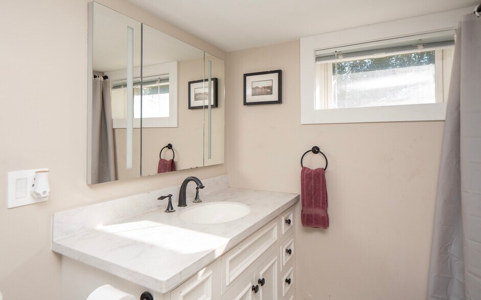 More Photos Of 999 Aquidneck Ave, Middletown Flex For Sale