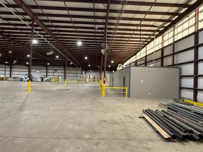 More Photos Of 950 S Business Park, Port Arthur Distribution For Lease