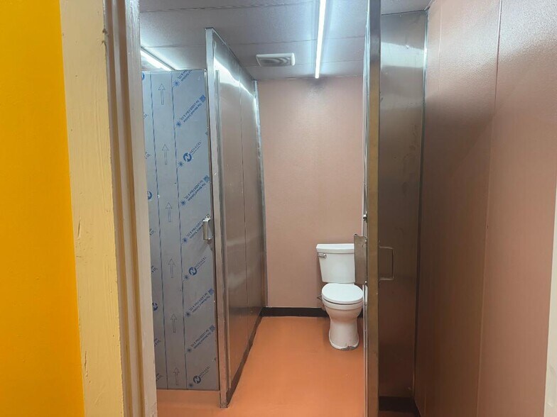 More Photos Of 711 Freeport St, Houston Bar For Sale