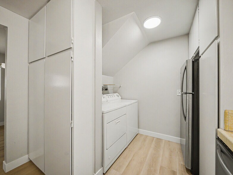 More Photos Of 2008 Canal St, Venice Apartments For Sale
