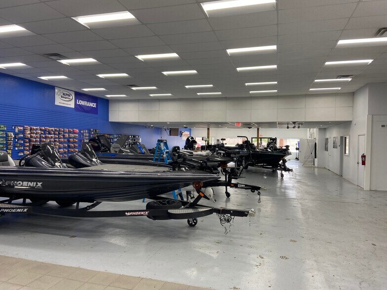 More Photos Of 17809 E Appleway Ave, Spokane Valley Showroom For Lease