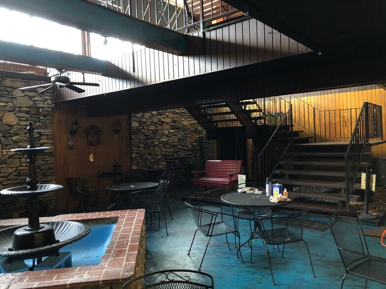 More Photos Of 321 N Main St, Hendersonville Restaurant For Lease