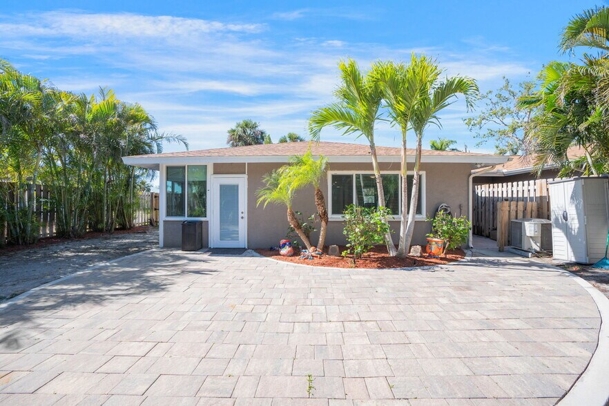 More Photos Of 1884 Southpointe Dr, Sarasota Apartments For Sale