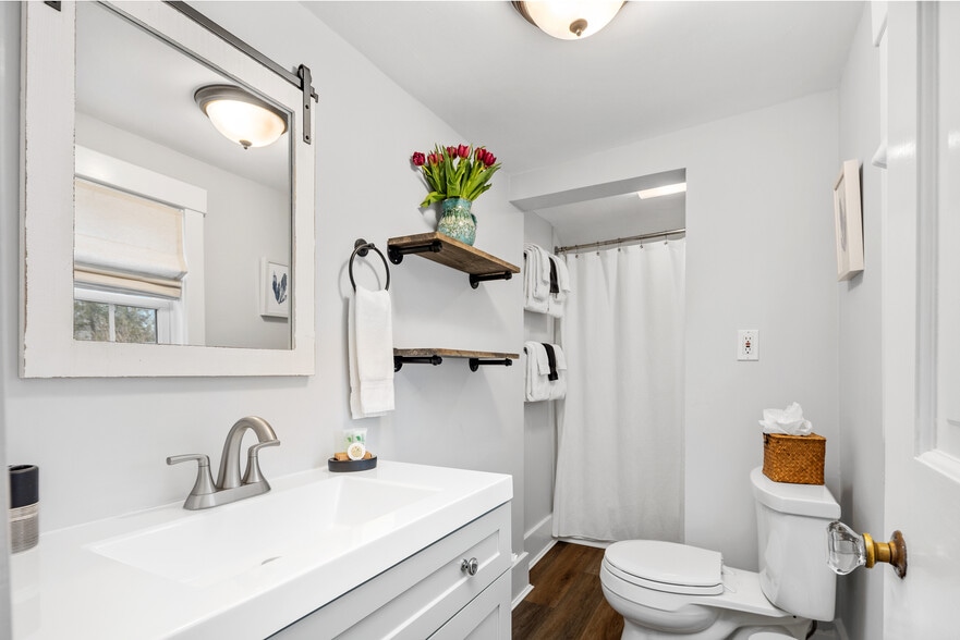 More Photos Of 90 Manaquayak Rd, West Tisbury Hotel For Sale