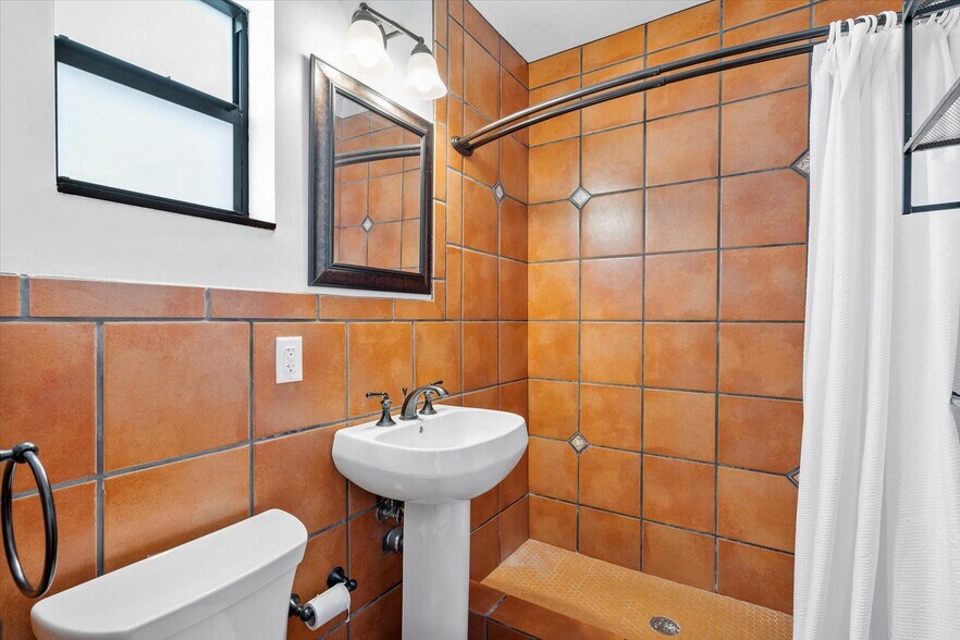 More Photos Of 333 Walnut St, Hollywood Hotel For Sale