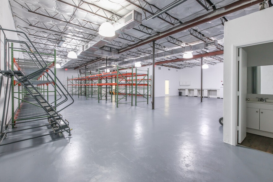 More Photos Of 3501 NW 10th Ave, Oakland Park Warehouse For Lease