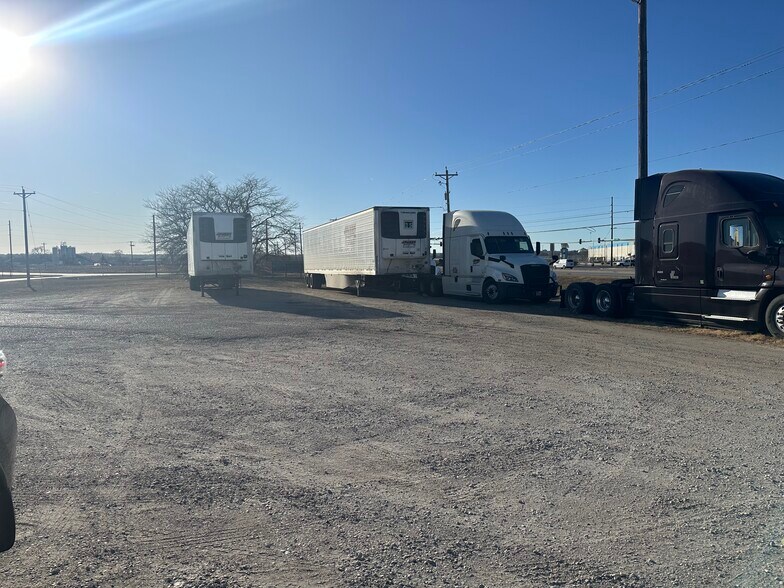 More Photos Of 2301 Memorial Hwy, Council Bluffs Warehouse For Lease