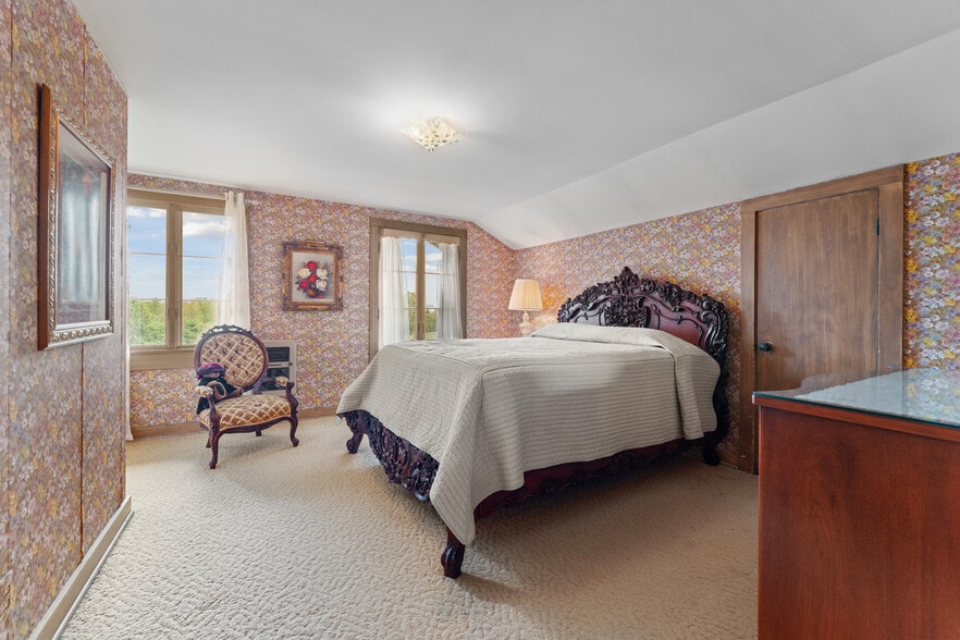More Photos Of 550 Warner rd, Vienna Specialty For Sale