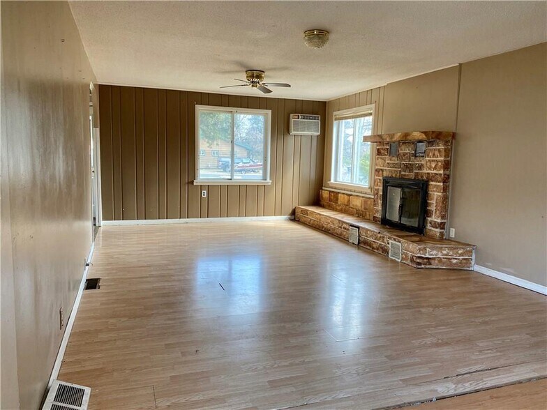 More Photos Of 15688 Davis Ave, Hayward Office For Sale