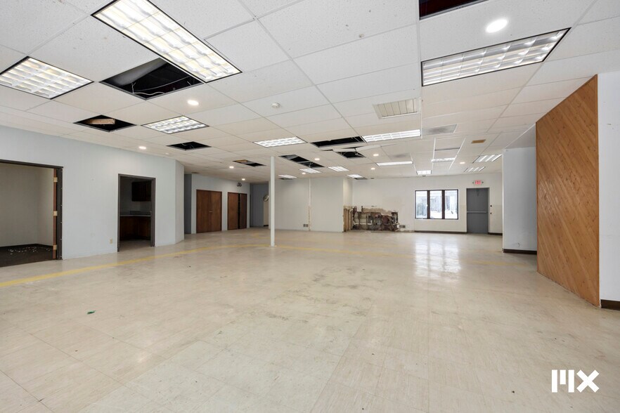 More Photos Of 21685 Northland Dr, Paris Distribution For Sale