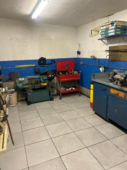 More Photos Of 424 S Pacific Hwy, Cottage Grove Auto Repair For Sale