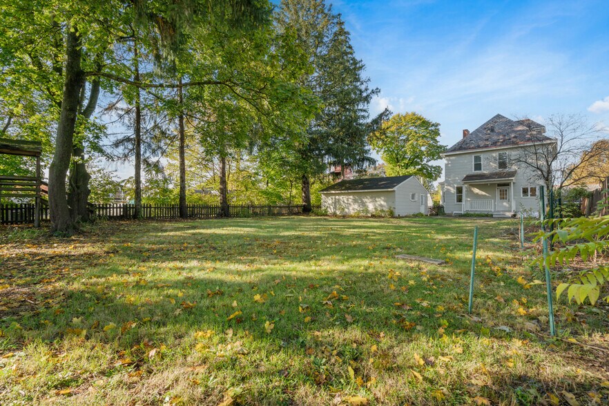 More Photos Of 228 S Clay St, Zelienople Office For Sale