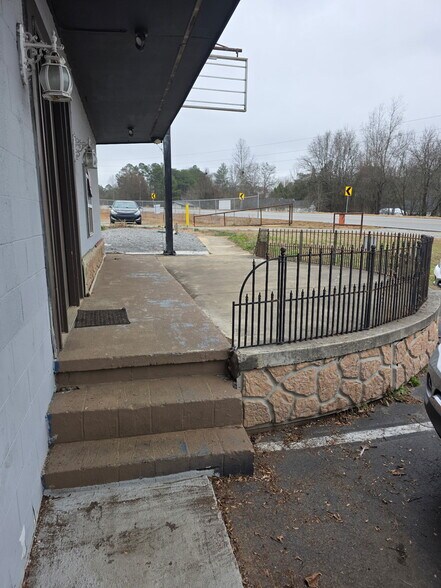 More Photos Of 5646 Price Rd, Gainesville Freestanding For Sale