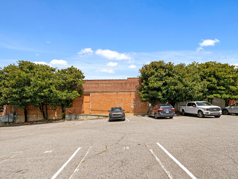 More Photos Of 125 S Main St, Hendersonville Storefront For Sale