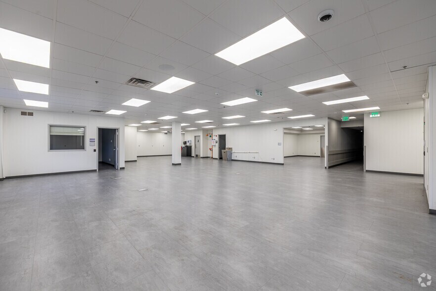 More Photos Of 200 Enterprise Dr, Pekin Light Distribution For Lease