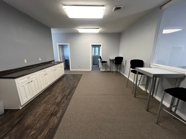 More Photos Of 1000 Ohio Pike, Cincinnati Office For Lease