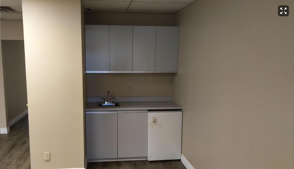 More Photos Of 2914 S Sheridan Way, Oakville Medical For Sale