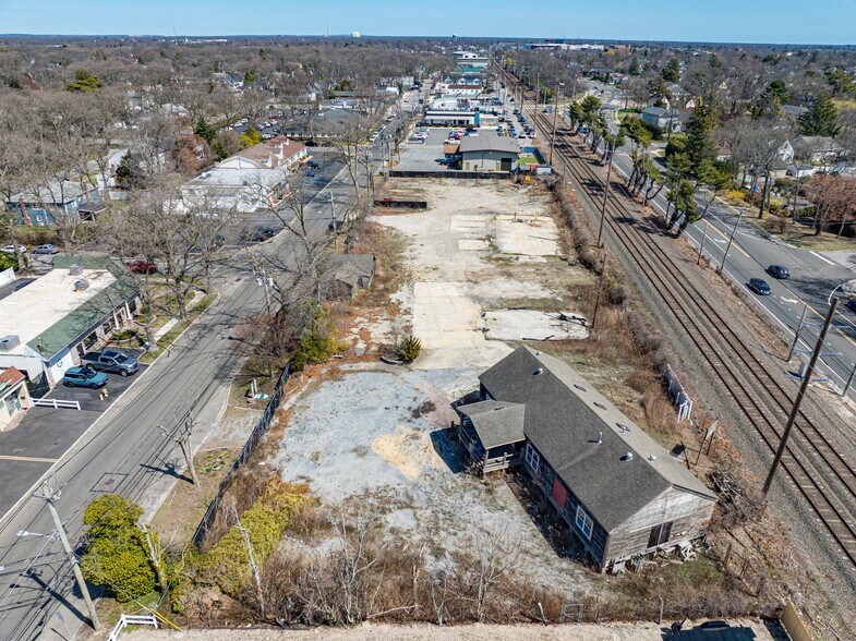 More Photos Of 245 Orinoco Dr, Brightwaters Garden Center For Sale