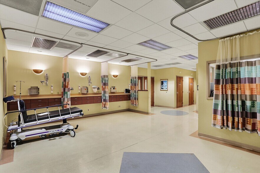 More Photos Of 711 W Gardner Dr, Marion Medical For Sale