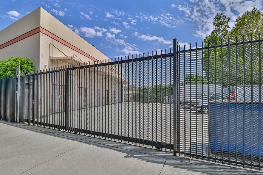 More Photos Of 1625 Riverside Dr, Los Angeles Warehouse For Lease